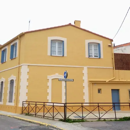 Rue Joseph Cabrit 아파트